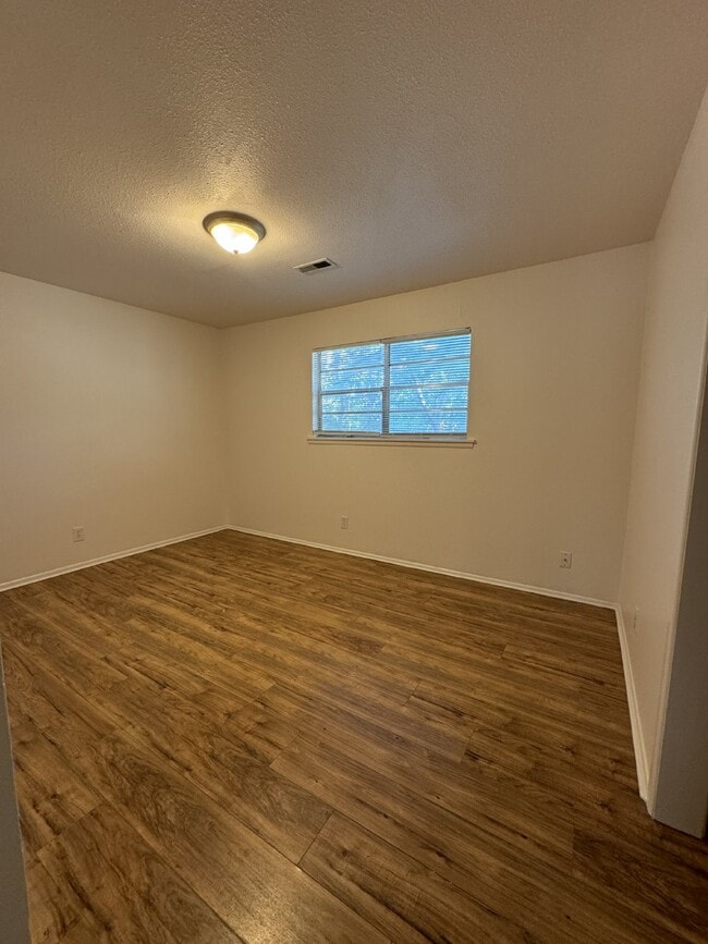 Building Photo - 2 Bedroom, 1 Bathroom, Upstairs unit with ...