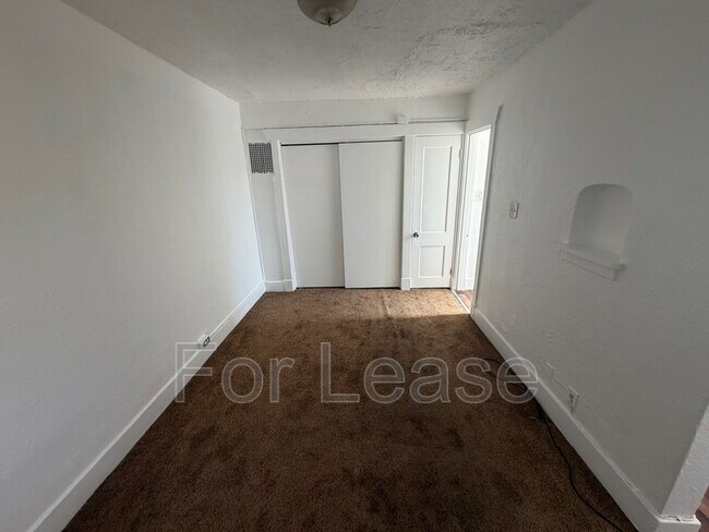 Building Photo - 521 21st St