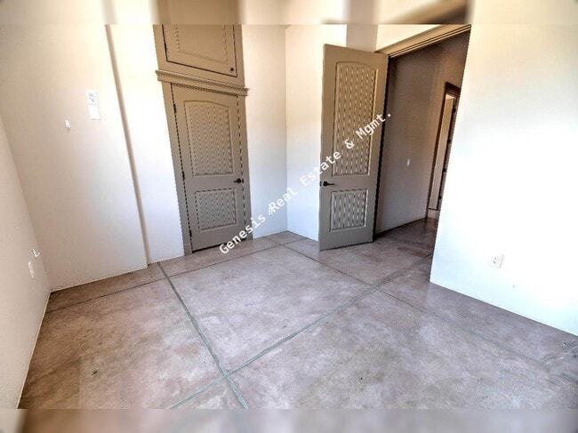 Building Photo - "Spacious Tucson Retreat with Granite Elegance and Cozy Fireplace – 4 Bed, 3.5 Bath Gem!"