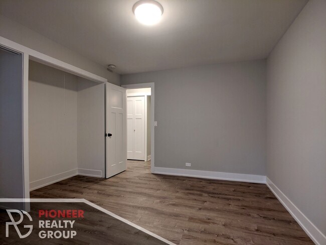 Building Photo - 530 W Surf St