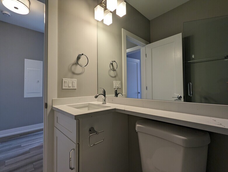 Building Photo - 3935 N Janssen Ave