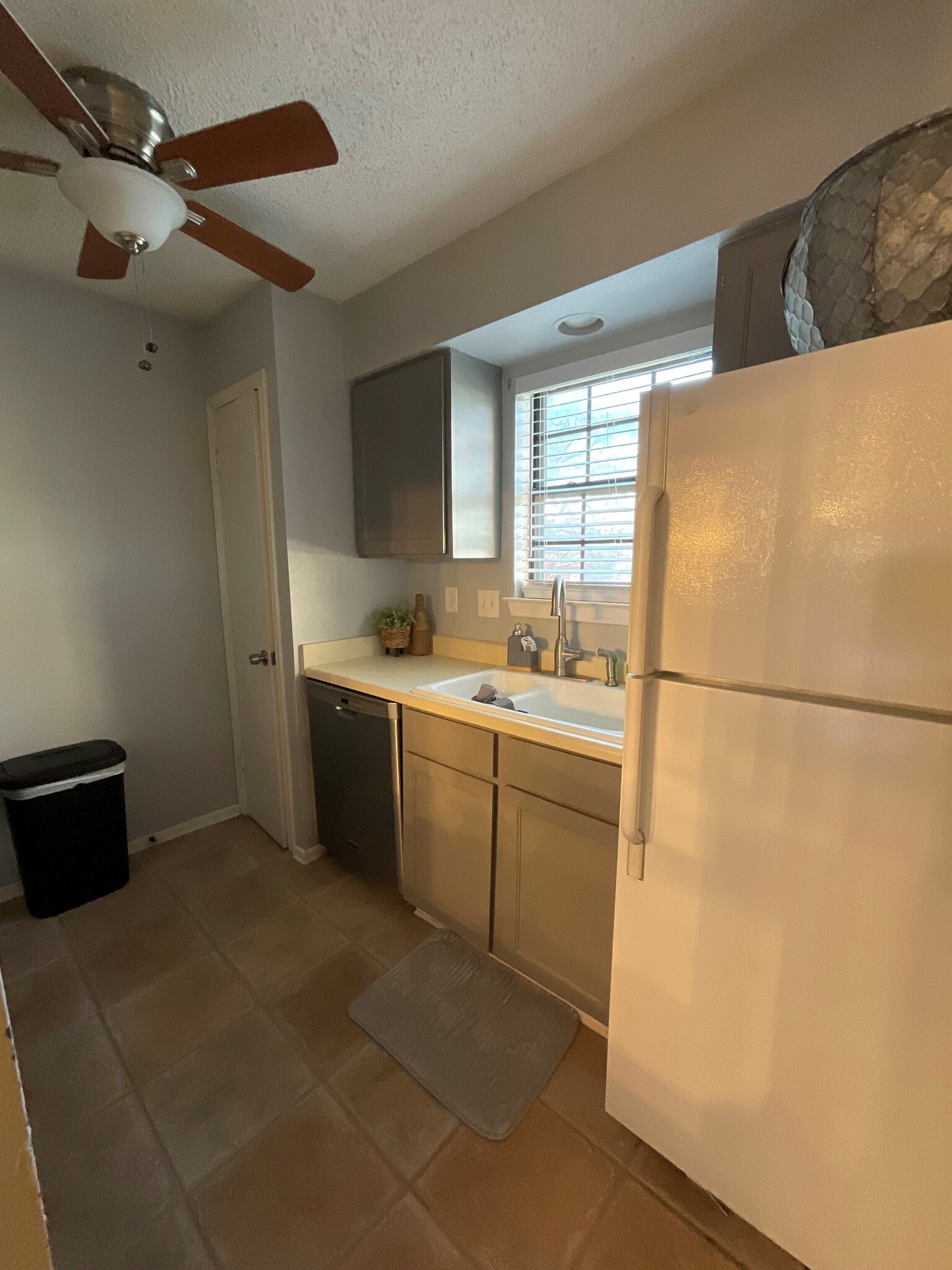 Kitchen - 13018 Heimer Rd