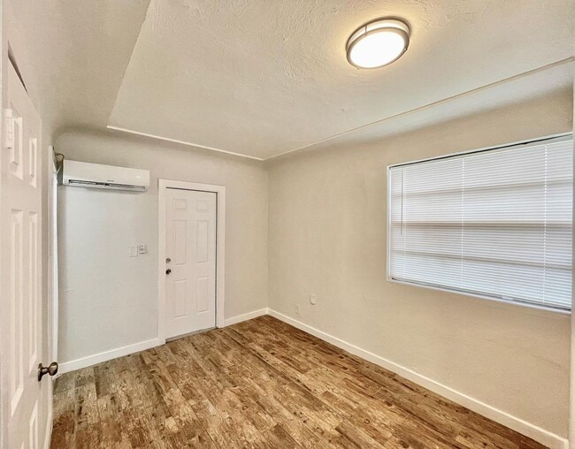 Building Photo - Spacious Studio Duplex