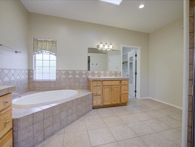 Building Photo - 4 Bedroom 4 Bathroom