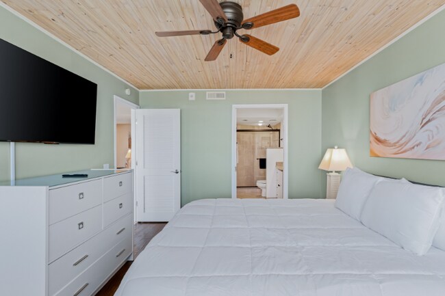 Building Photo - 6295 Bahia Del Mar Cir