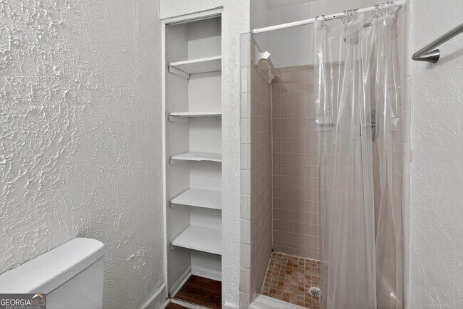 Building Photo - 2510 Peachwood Cir NE