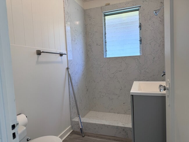 Building Photo - 2 Bed/1 Bath/ 1 Parking w/ Split A/C unit
