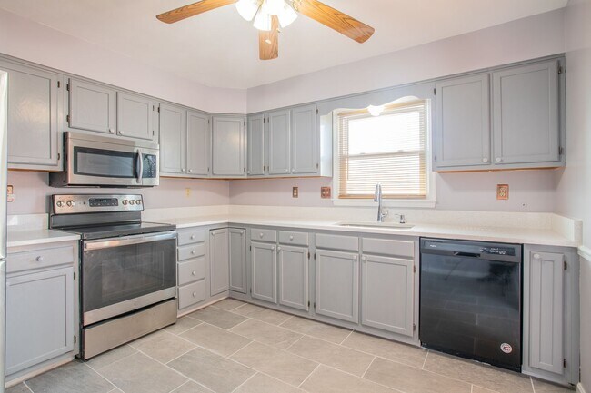 Building Photo - Beautiful 5 BR/3 BA Single-Family Home wit...