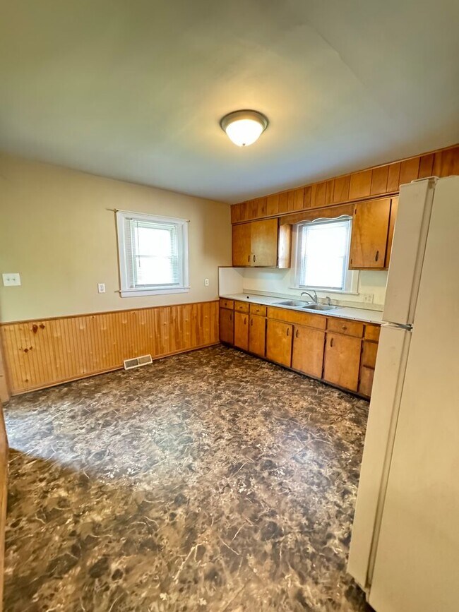 Building Photo - Charming 3-Bedroom, 1-Bathroom Home with Garage – $1,350/Month | Accepting Section 8