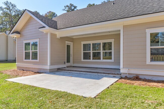 Building Photo - 204 Pineland Dr