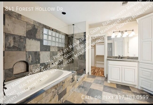 Building Photo - 841 Forest Hollow Dr
