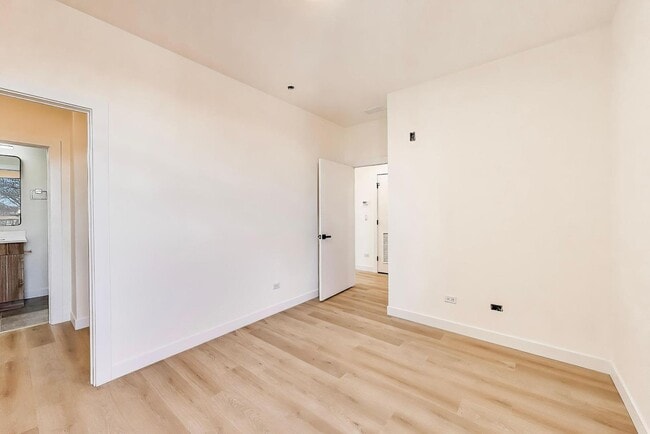 Building Photo - 1950 W Lawrence Ave