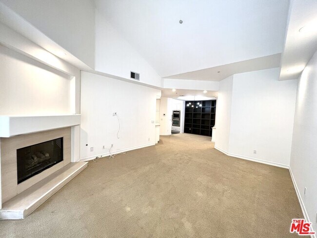 Building Photo - 11680 Montana Ave