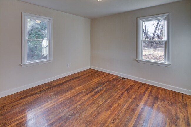 Building Photo - Charming Cecil Cape Cod Showing Saturday 12/13 9am-9:15am