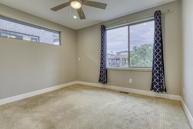 Building Photo - Newer Townhome next to Sloan's!