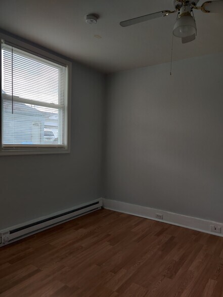 Building Photo - 915 W Elm St