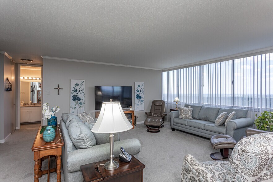 2BR, 2BA - Cambridge - 1,365 SF - The Lakewood House Apartments