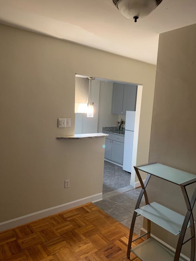 Building Photo - Spacious 1BR! Utilities Included! Rosslyn ...