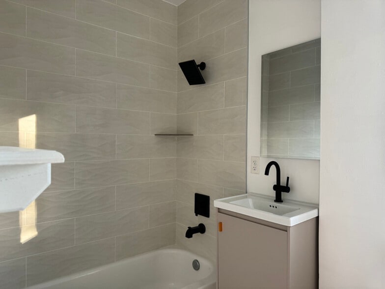 Building Photo - 3740 S Bentley Ave