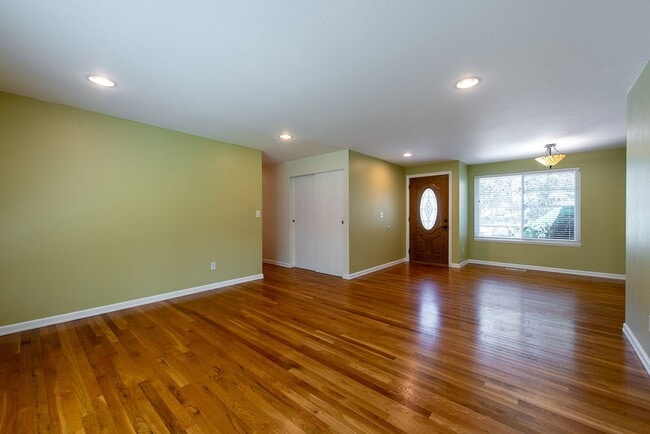 Building Photo - Peaceful neighborhood setting within walki...