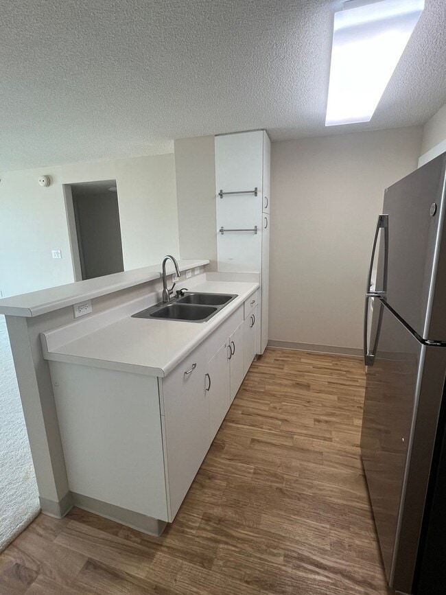 Building Photo - Country Club Village 6 - 2 Bedroom 1 Bath 2 Parking with Washer/Dryer in Unit