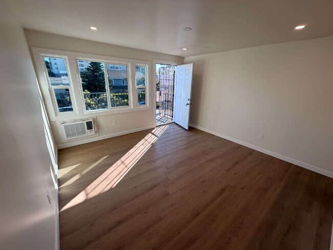 Building Photo - Modern Open Concept1 Bed + 1 Bath Upstairs Unit + In-Unit Laundry + AC