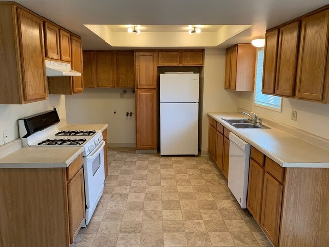 Building Photo - Bright & Spacious 3-Bedroom Home in Desirable River Road Area