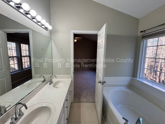 Building Photo - 1413 Crimson Creek Dr