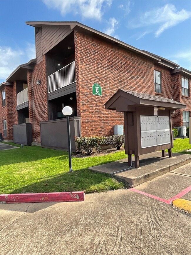 Building Photo - 3100 Walnut Bend Ln