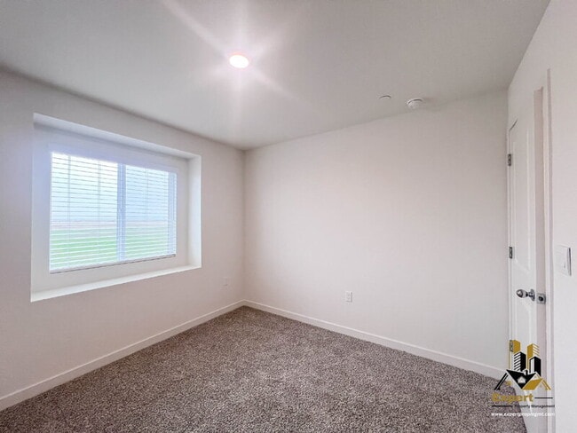 Building Photo - 2081 Blue Star Dr