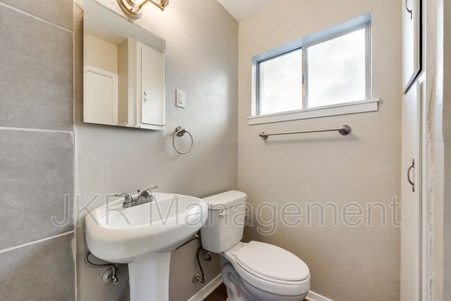 Building Photo - 7102 Glenview Dr