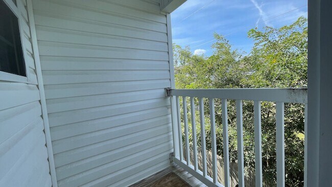 Building Photo - 2 Bedroom, 2.5 Bathrooms Townhome in the Heart of Savannah's Southside