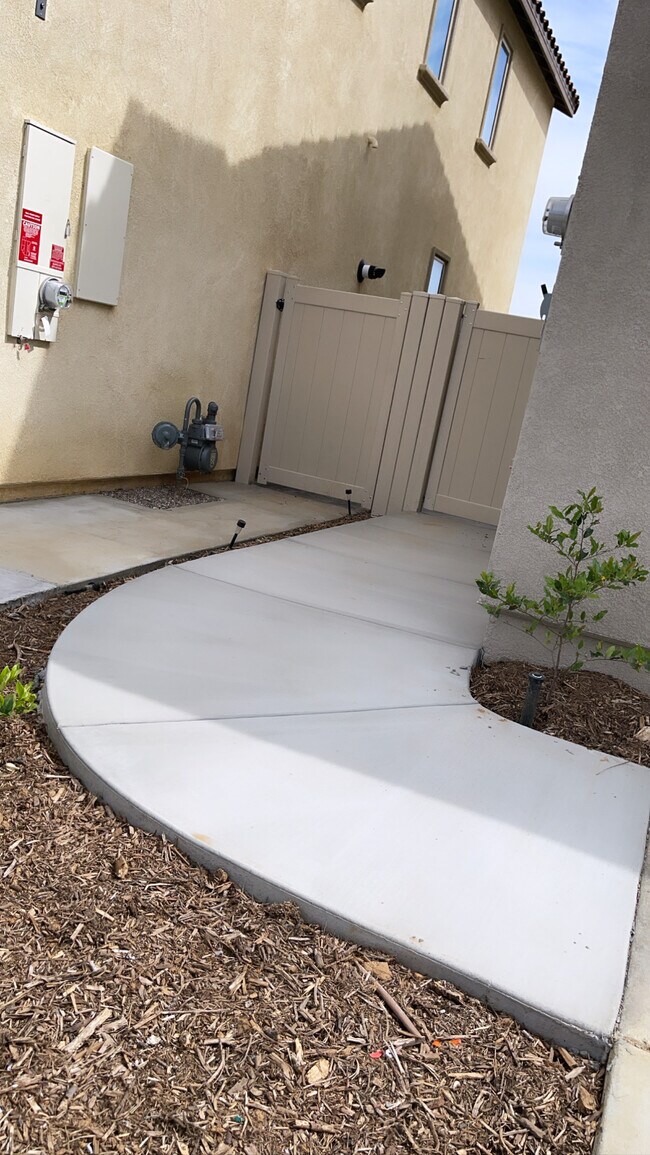 Building Photo - 6032 Mariposa Dr