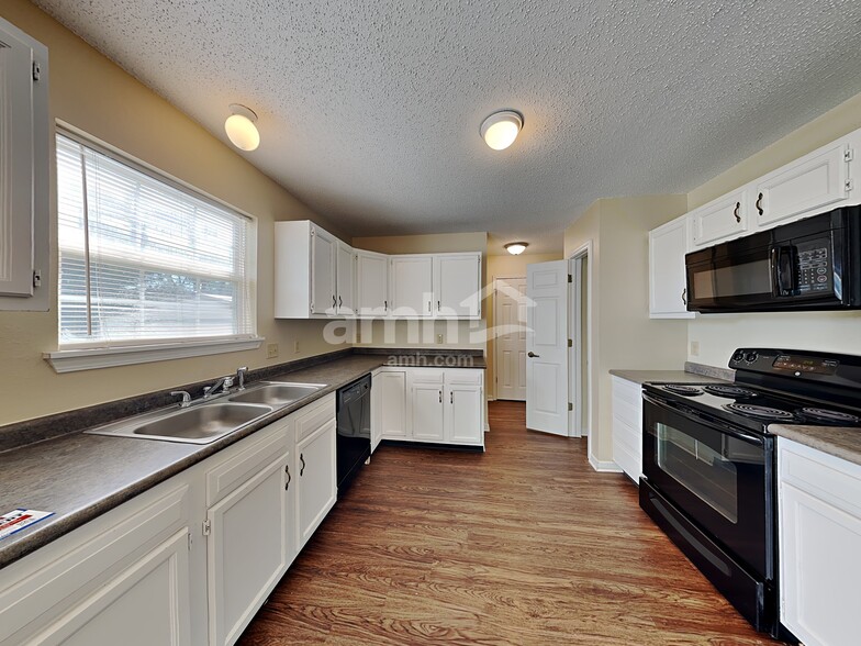 Building Photo - 143 E Pine Ridge Dr