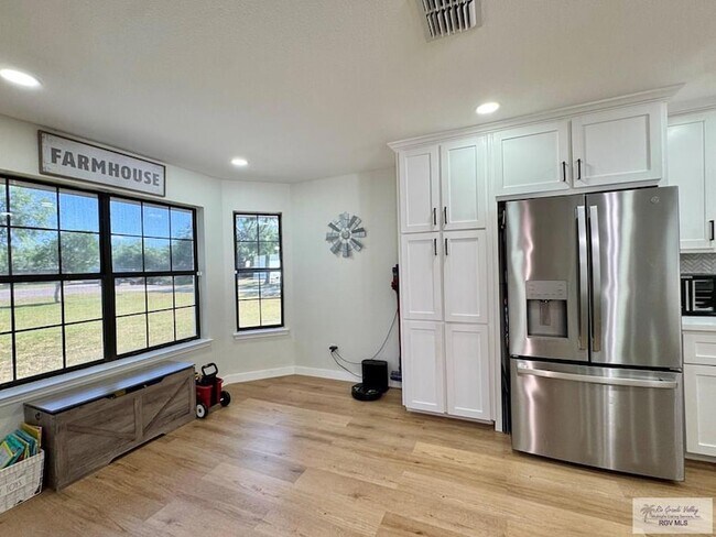 Building Photo - 35059 Anaqua Dr