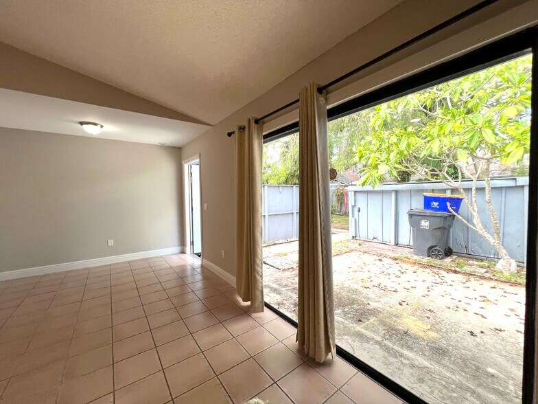 Building Photo - 1077 Goldenrod Rd
