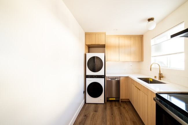 Primary Photo - 1346 S Dunsmuir Ave