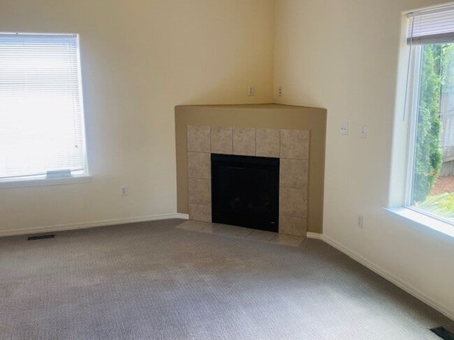 Building Photo - Charming and Spacious Home