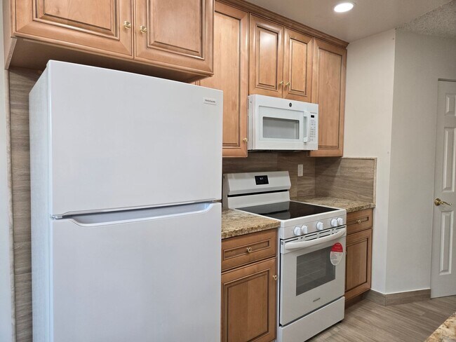 Building Photo - Completely Upgraded 2 bedroom Condo in Riverside