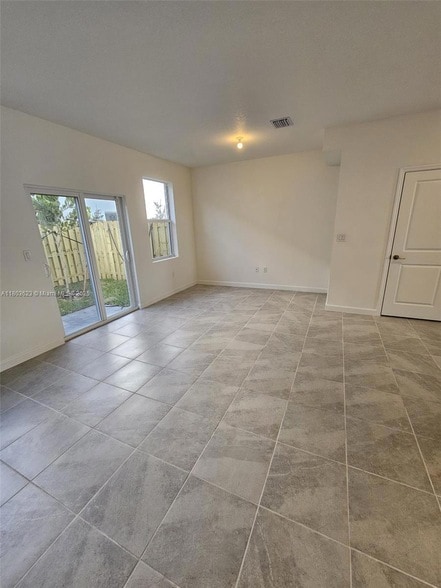 Building Photo - 96 SE 11th Ct