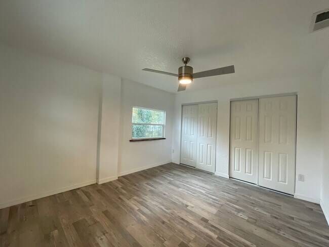 Building Photo - Beautifully Renovated 2/1 Duplex in Lake H...