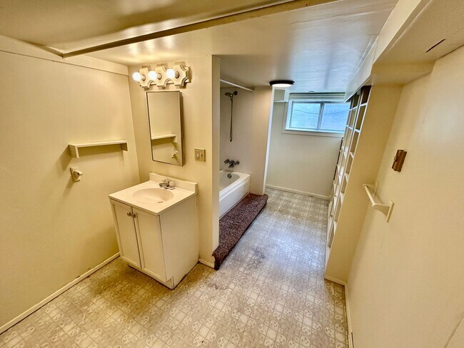 Building Photo - Freshly painted large home near Everett Mall AVAILABLE NOW