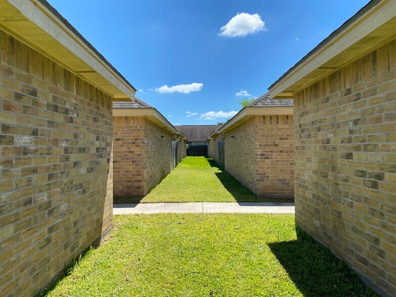 Individual units. - 1303 E Coyote St