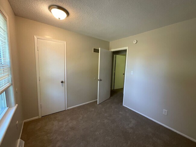 Building Photo - Beautiful three bedroom with fenced in yard