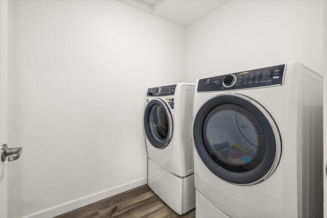 Building Photo - BRAND NEW Stunning 4-Bed, 3-Bath Townhome That Feels Like a Detached House