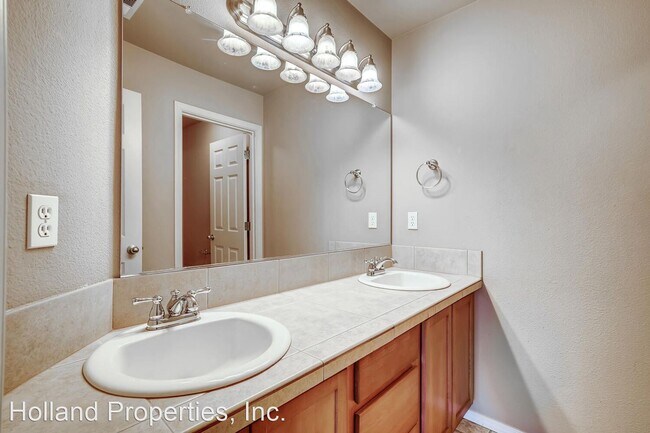 Building Photo - 4 br, 2.5 bath House - 1414 NE Edgefield St