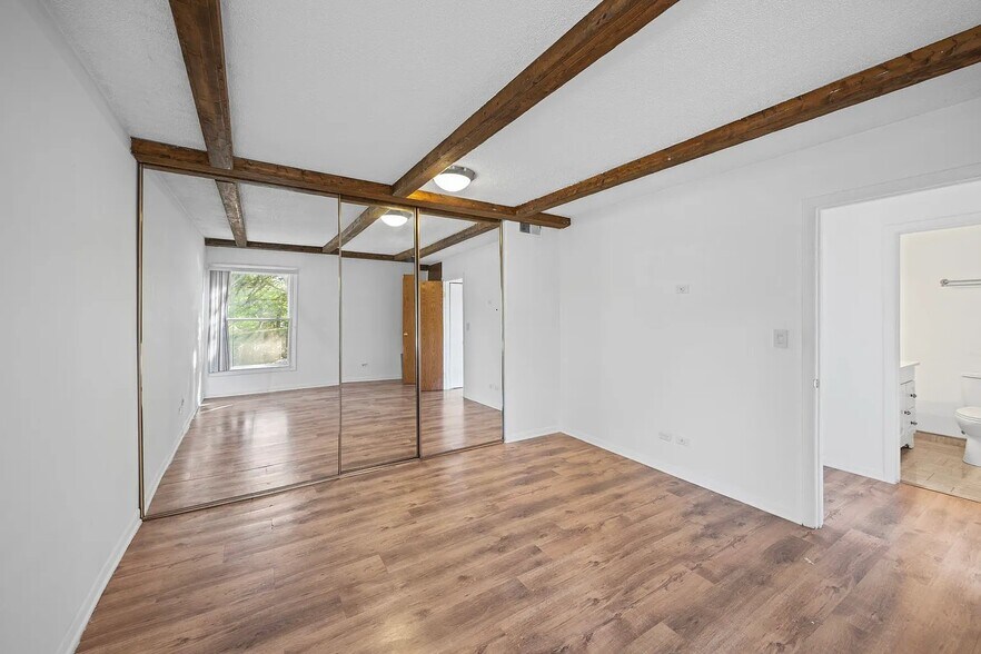 Building Photo - 5544 E Lake Dr
