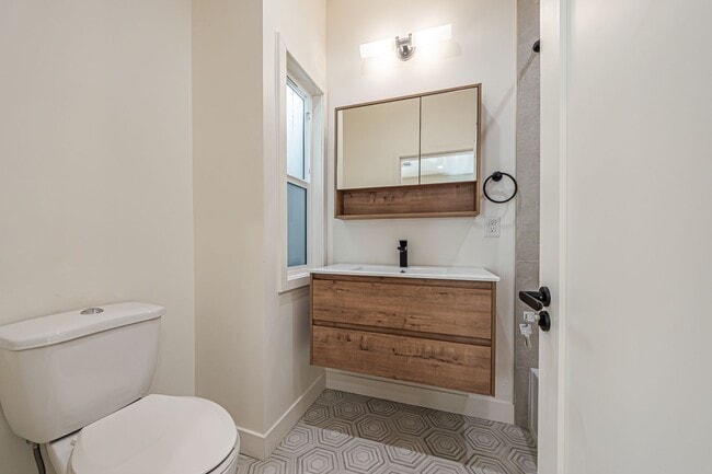 Building Photo - Modern Upstairs 3-Bed/2-Bath at 4222 – Two...