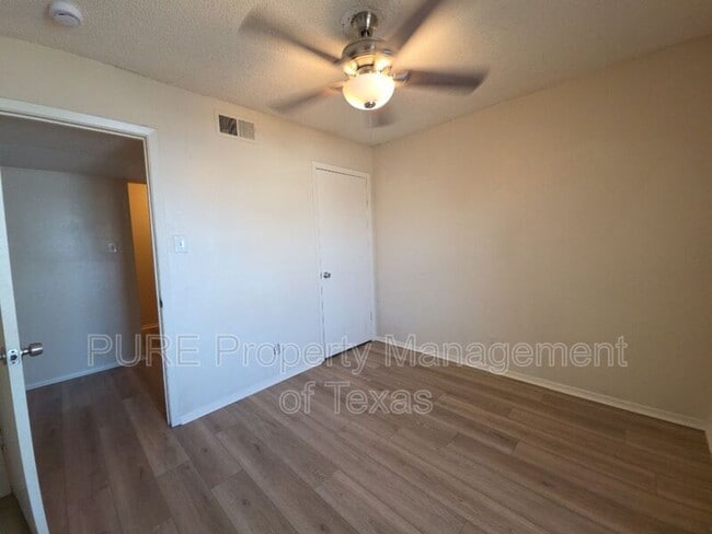 Building Photo - 5808 Wellington Dr