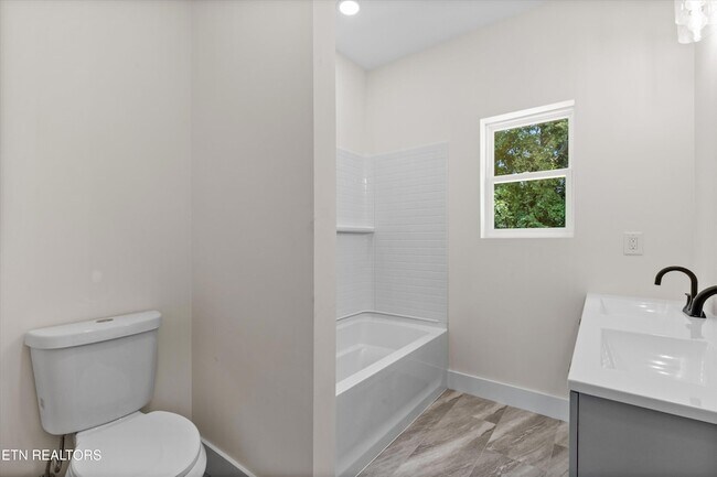 Building Photo - 3900 Lilac Ave